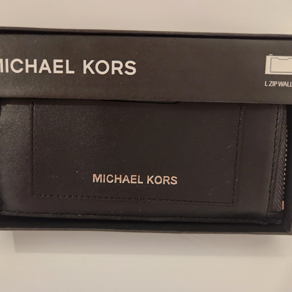Michael Kors L-Zip Wallet in Midnight